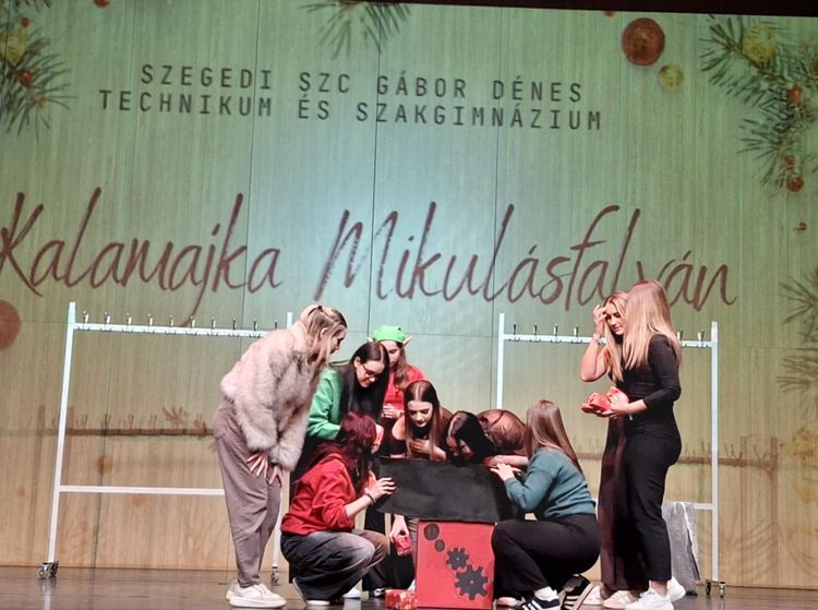 Színdarabbal is ajándékoztunk