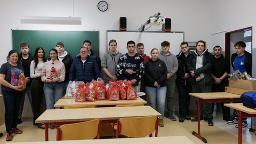 13. K karácsonyi ajándékozás.JPG