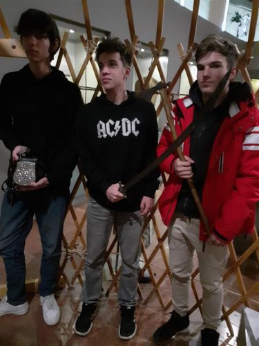 Jurtában fegyverekkel.jpg